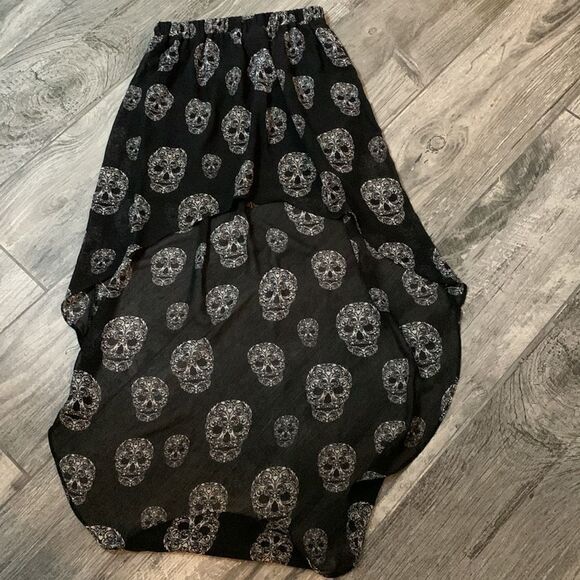 H&m black sugar skull hi low skirt. Elastic waist size four. NWOT. - Picture 6 of 10